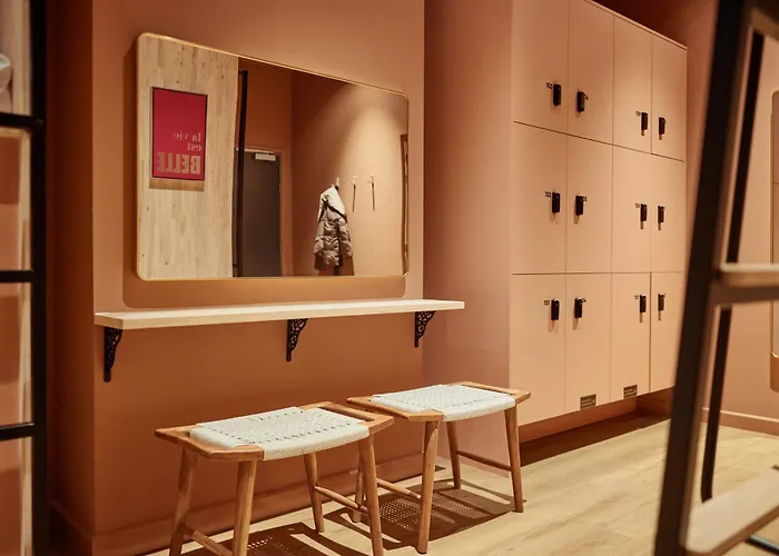 بيت شباب The Elephant